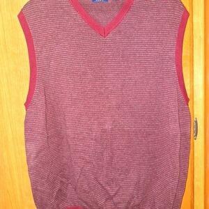 An Izod mens large 100 % v-neck sweater vest. Pre-loved in EUC.